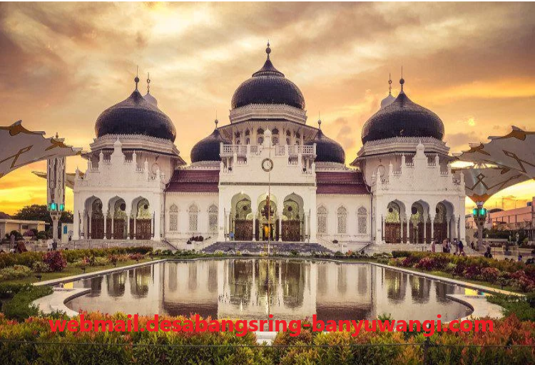 Masjid Raya Baiturrahman yang Ikonik dan Bersejarah di Aceh